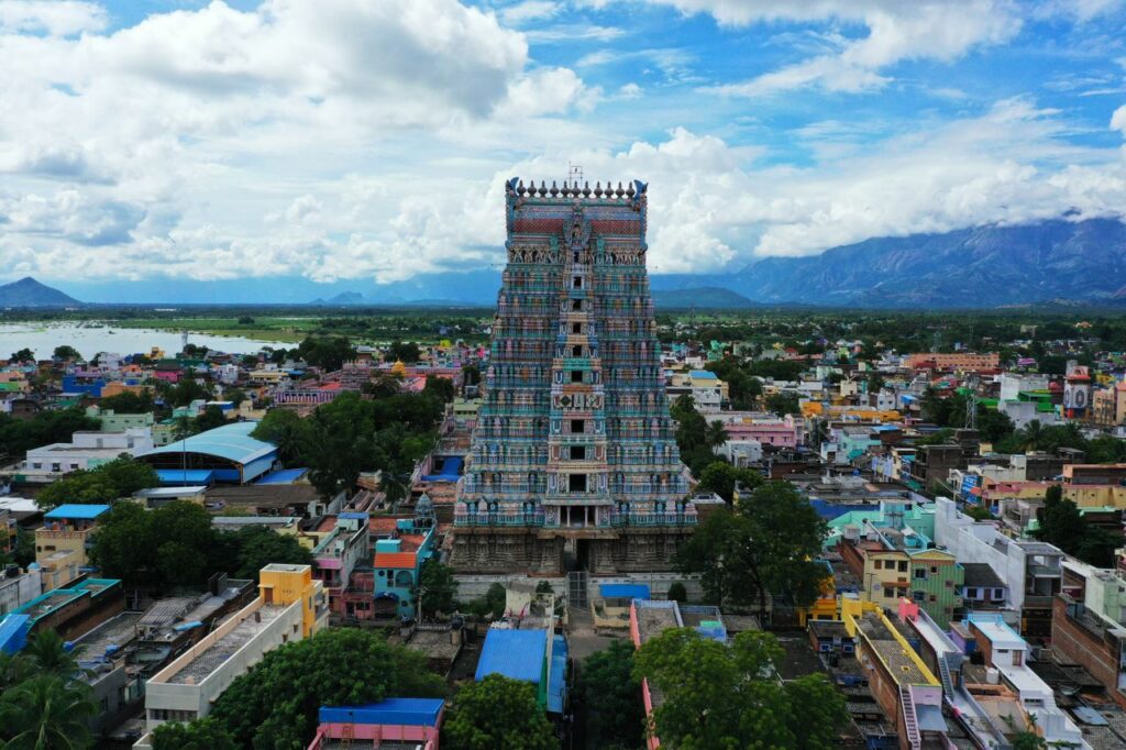 Sacred Places Every Hindu Should Visit – Ultimate Divine Guide Discover the vibrant Srivilliputhur Andal Temple with its intricate architecture and colorful townscape.