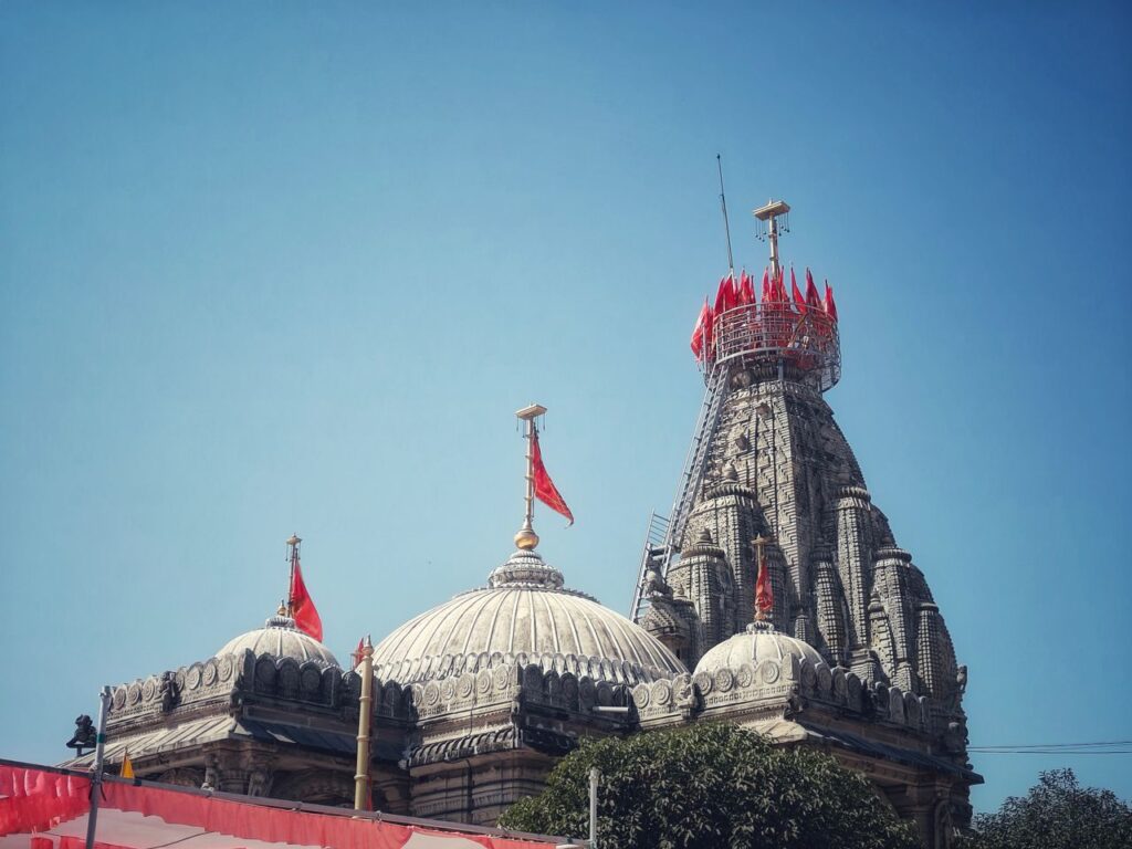Sacred Places Every Hindu Should Visit – Ultimate Divine Guide A stunning view of the Dwarkadhish Temple under a clear blue sky in Gujarat, India.